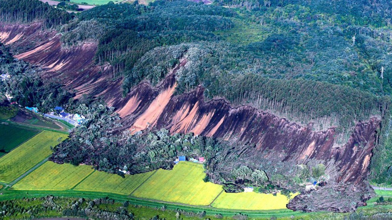 TEMBLÓ HOKKAIDO. Este terremoto de 6.7 grados se registró en la subprefectura de Iburi, al sur de la isla de Hokkaido, en Japón. Tuvo su epicentro a 40 kilómetros de profundidad al este del municipio de Atsuma. Además de cuantiosos daños materiales, este sismo interrumpió el servicio eléctrico en Hokkaido y dejó 2.95 millones de residentes sin electricidad. Numerosas viviendas fueron sepultadas en Atsuma y Abira al colapsar una montaña. 