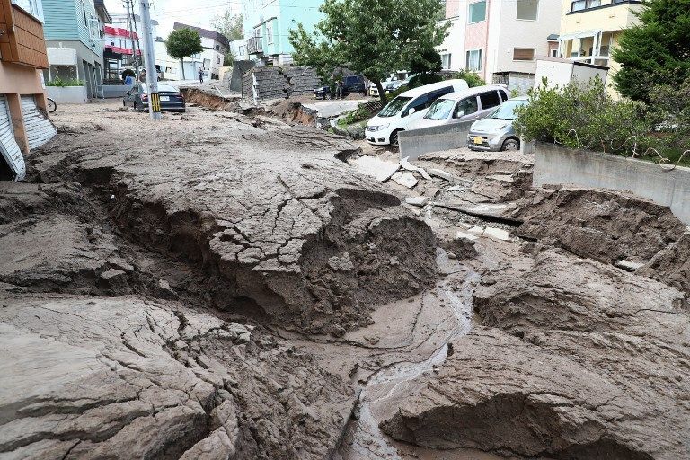 TEMBLÓ HOKKAIDO. Este terremoto de 6.7 grados se registró en la subprefectura de Iburi, al sur de la isla de Hokkaido, en Japón. Tuvo su epicentro a 40 kilómetros de profundidad al este del municipio de Atsuma. Además de cuantiosos daños materiales, este sismo interrumpió el servicio eléctrico en Hokkaido y dejó 2.95 millones de residentes sin electricidad. Numerosas viviendas fueron sepultadas en Atsuma y Abira al colapsar una montaña. 