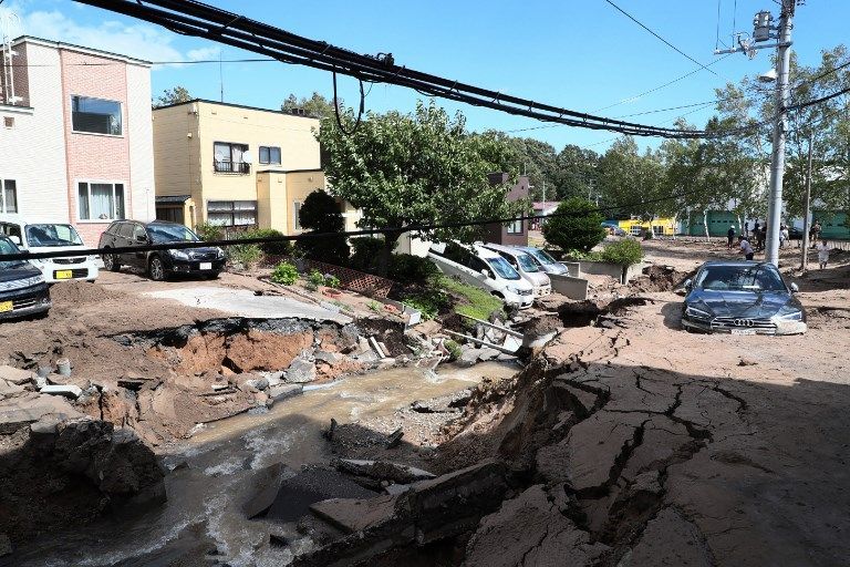 TEMBLÓ HOKKAIDO. Este terremoto de 6.7 grados se registró en la subprefectura de Iburi, al sur de la isla de Hokkaido, en Japón. Tuvo su epicentro a 40 kilómetros de profundidad al este del municipio de Atsuma. Además de cuantiosos daños materiales, este sismo interrumpió el servicio eléctrico en Hokkaido y dejó 2.95 millones de residentes sin electricidad. Numerosas viviendas fueron sepultadas en Atsuma y Abira al colapsar una montaña. 