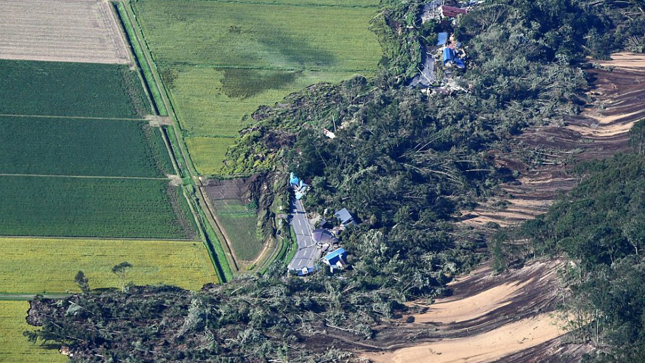 TEMBLÓ HOKKAIDO. Este terremoto de 6.7 grados se registró en la subprefectura de Iburi, al sur de la isla de Hokkaido, en Japón. Tuvo su epicentro a 40 kilómetros de profundidad al este del municipio de Atsuma. Además de cuantiosos daños materiales, este sismo interrumpió el servicio eléctrico en Hokkaido y dejó 2.95 millones de residentes sin electricidad. Numerosas viviendas fueron sepultadas en Atsuma y Abira al colapsar una montaña. 