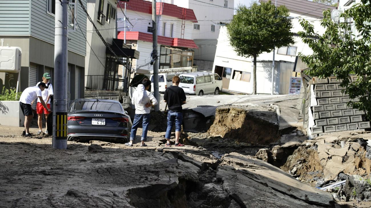 TEMBLÓ HOKKAIDO. Este terremoto de 6.7 grados se registró en la subprefectura de Iburi, al sur de la isla de Hokkaido, en Japón. Tuvo su epicentro a 40 kilómetros de profundidad al este del municipio de Atsuma. Además de cuantiosos daños materiales, este sismo interrumpió el servicio eléctrico en Hokkaido y dejó 2.95 millones de residentes sin electricidad. Numerosas viviendas fueron sepultadas en Atsuma y Abira al colapsar una montaña. 