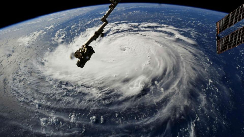 HURACÁN FLORENCE. Fue un poderoso ciclón tropical de categoría cuatro que tocó Carolina del Norte, Estados Unidos en septiembre, dejando a su paso 42 muertos. Florence inundó grandes zonas de la región, y afectó los suministros eléctricos de 650 mil hogares que quedaron sin luz en el sureste del país. Fue registrado como el segundo ciclón que más lluvias ha arrojado en Estados Unidos durante los últimos 70 años, solo superado por el huracán Harvey.
