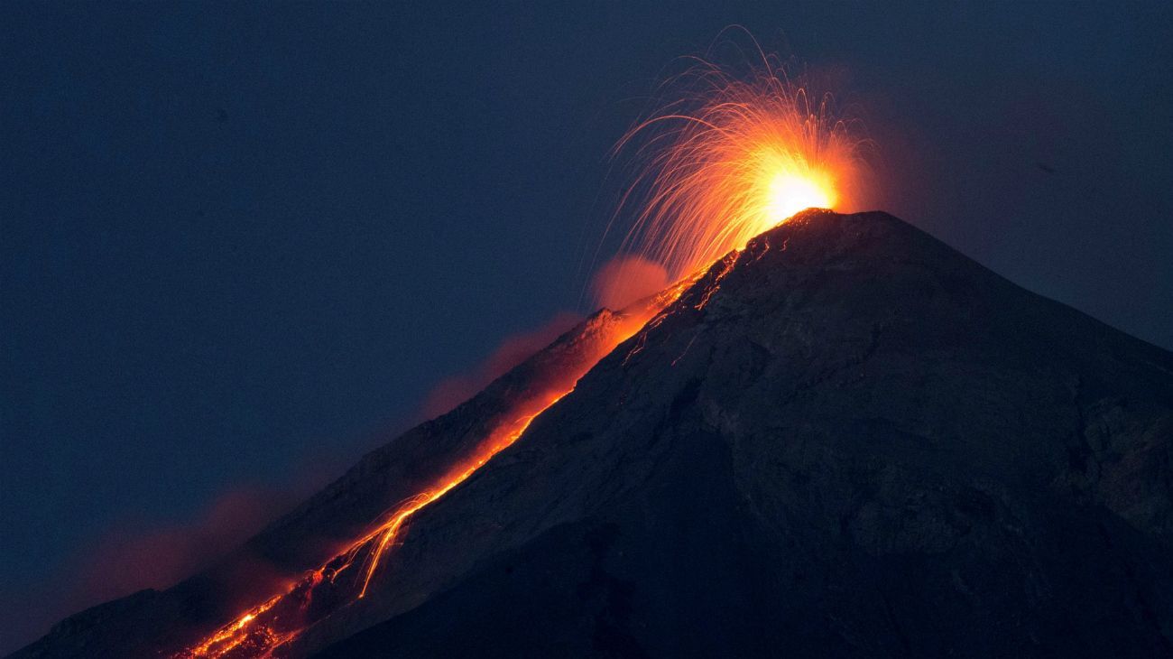 LLUVIA DE FUEGO. El 3 de junio de 2018 hizo erupción el Volcán de Fuego, dejando más 1.7 millones de afectados, decenas de desaparecidos y millones de dólares en pérdidas. Ubicado entre los departamentos guatemaltecos de Sacatepéquez, Escuintla y Chimaltenango, la erupción de este volcán dejó enterradas por el flujo piroclástico poblaciones enteras. Debido a este evento volcánico murieron más de 300 personas y 2.000 debieron ser evacuadas.