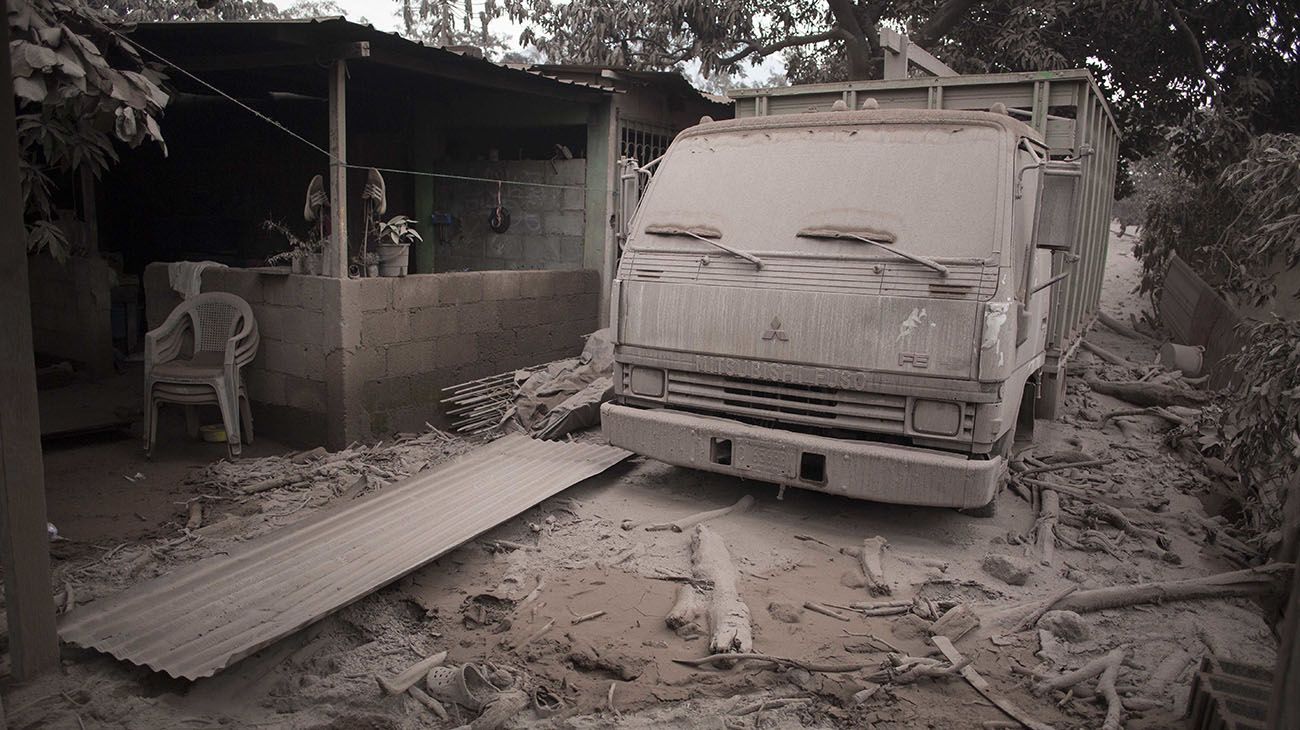 LLUVIA DE FUEGO. El 3 de junio de 2018 hizo erupción el Volcán de Fuego, dejando más 1.7 millones de afectados, decenas de desaparecidos y millones de dólares en pérdidas. Ubicado entre los departamentos guatemaltecos de Sacatepéquez, Escuintla y Chimaltenango, la erupción de este volcán dejó enterradas por el flujo piroclástico poblaciones enteras. Debido a este evento volcánico murieron más de 300 personas y 2.000 debieron ser evacuadas.