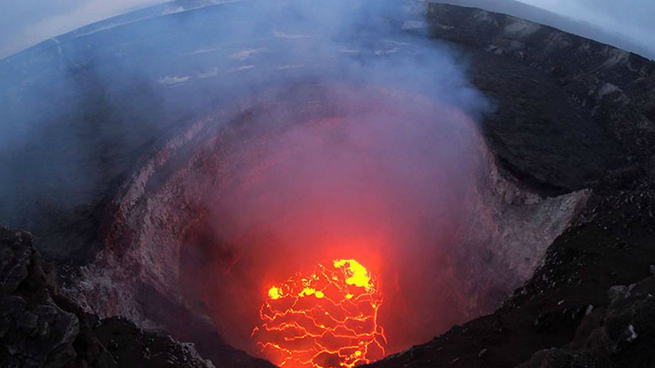  DESASTRE EN HAWAI. El volcán Kilauea entró en erupción en mayo tras varios días de registrarse terremotos de magnitud 5,0 grados en la zona y se mantuvo en actividad durante dos meses. Ubicado en el sureste de la isla de Hawái, que en su extremo suroriental es la mayor del archipiélago y en la que viven unas 185.000 personas, produjo feroces sismos y marejadas de lava que llegaron hasta las playas hawaiana, destruyendo todo a su paso.