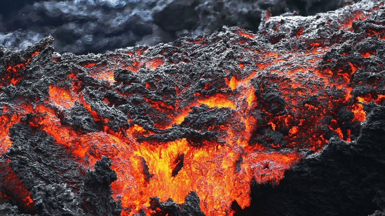  DESASTRE EN HAWAI. El volcán Kilauea entró en erupción en mayo tras varios días de registrarse terremotos de magnitud 5,0 grados en la zona y se mantuvo en actividad durante dos meses. Ubicado en el sureste de la isla de Hawái, que en su extremo suroriental es la mayor del archipiélago y en la que viven unas 185.000 personas, produjo feroces sismos y marejadas de lava que llegaron hasta las playas hawaiana, destruyendo todo a su paso.