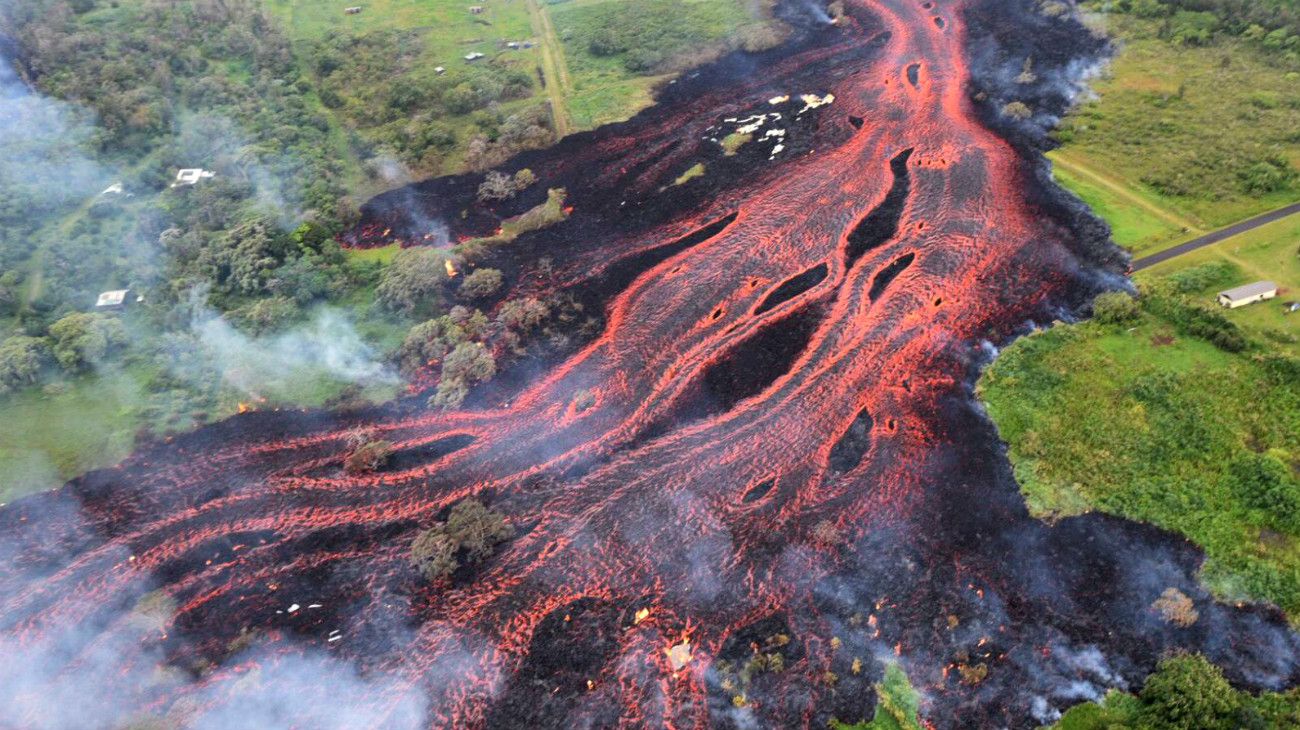  DESASTRE EN HAWAI. El volcán Kilauea entró en erupción en mayo tras varios días de registrarse terremotos de magnitud 5,0 grados en la zona y se mantuvo en actividad durante dos meses. Ubicado en el sureste de la isla de Hawái, que en su extremo suroriental es la mayor del archipiélago y en la que viven unas 185.000 personas, produjo feroces sismos y marejadas de lava que llegaron hasta las playas hawaiana, destruyendo todo a su paso.