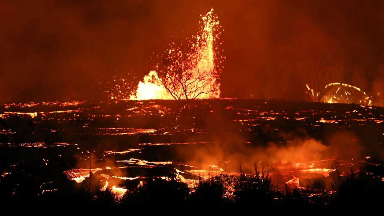  DESASTRE EN HAWAI. El volcán Kilauea entró en erupción en mayo tras varios días de registrarse terremotos de magnitud 5,0 grados en la zona y se mantuvo en actividad durante dos meses. Ubicado en el sureste de la isla de Hawái, que en su extremo suroriental es la mayor del archipiélago y en la que viven unas 185.000 personas, produjo feroces sismos y marejadas de lava que llegaron hasta las playas hawaiana, destruyendo todo a su paso.