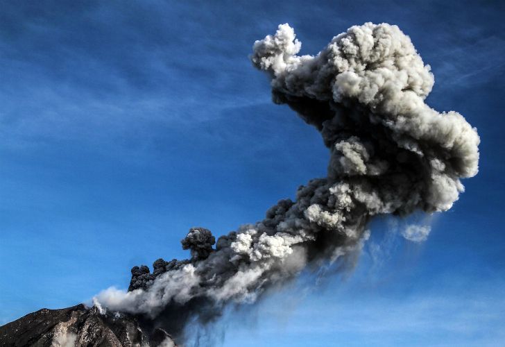 SINABUNG. El 18 de febrero fue el turno del volcán Sinabung en Sumatra que, antes de volver a la actividad en 2010, había permanecido en silencio durante cuatro siglos. El Sinabung es un volcán ubicado al norte de la isla de Sumatra, en Indonesia, que regala vistas cada día más sorprendentes y preocupantes. 