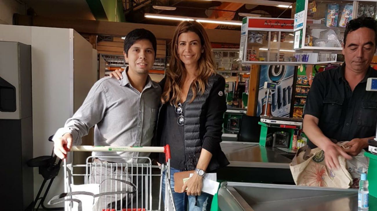 Mauricio Macri fue a hacer compras y se fotografió con vecinos de Villa la Angostura.