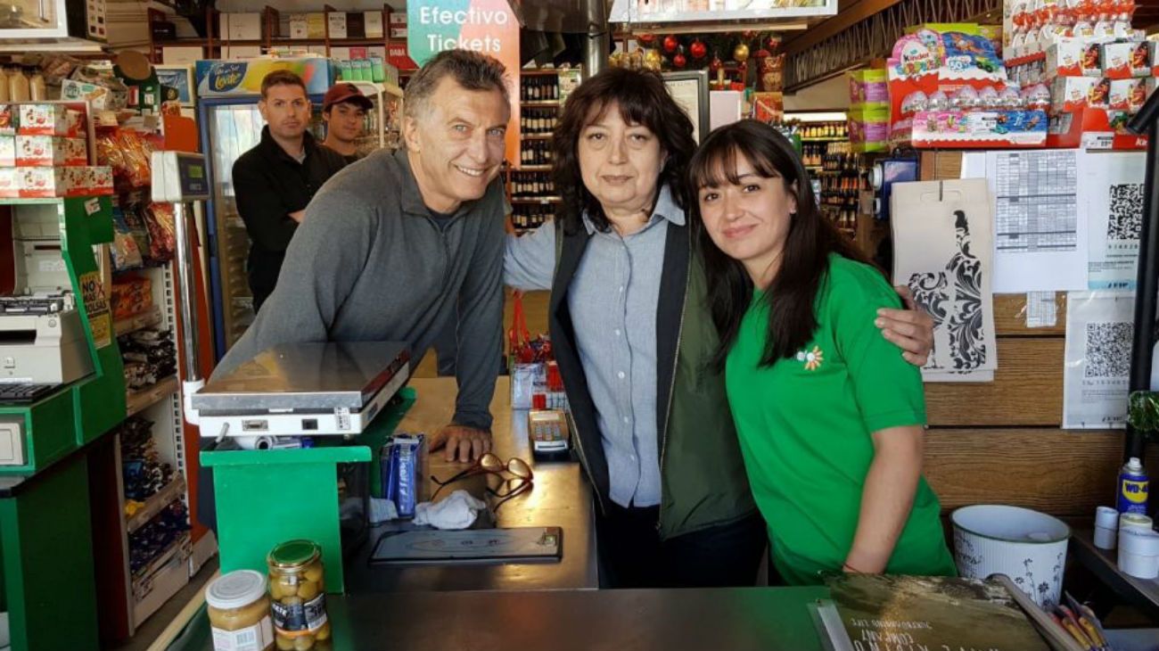 Mauricio Macri fue a hacer compras y se fotografió con vecinos de Villa la Angostura.