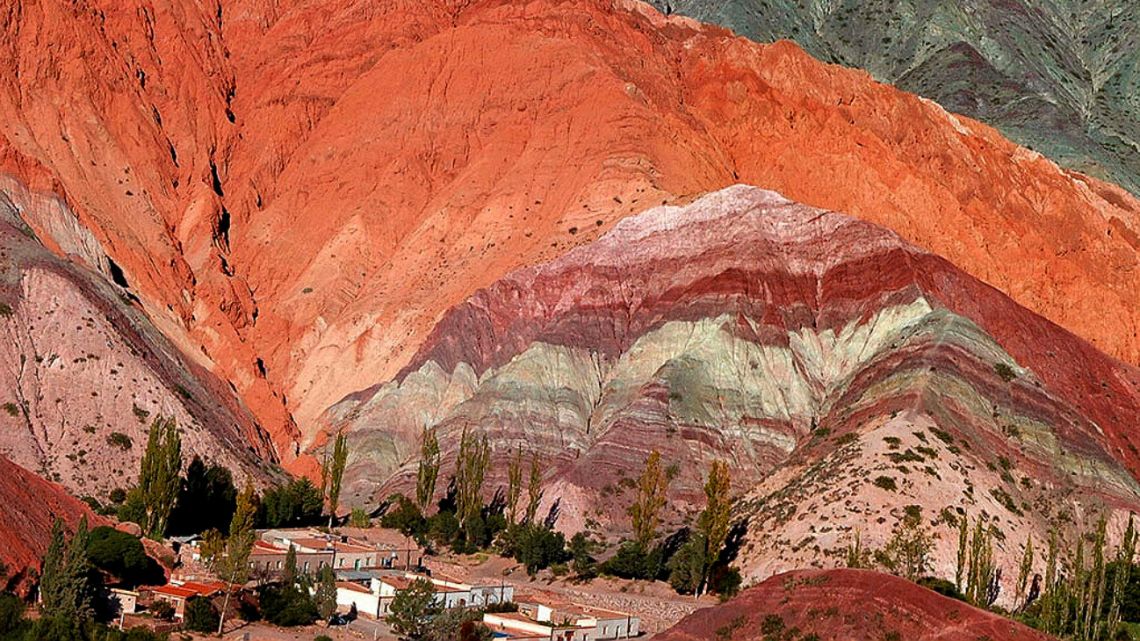 Un artista asegura haber comprado el jujeño Cerro de los Siete Colores |  Perfil