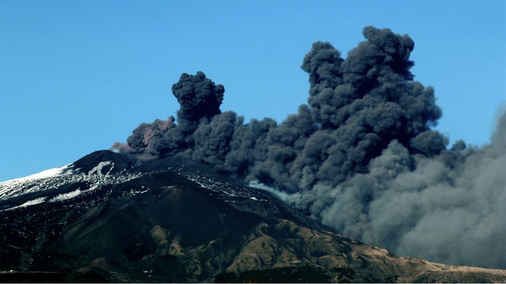 La erupción del volcán Etna en Sicilia provoca sismos y columnas de cenizas