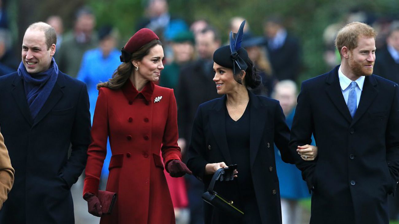 Los príncipes Guillermo y Harry de Inglaterra con sus esposas celebrando la Navidad en Sandringham.