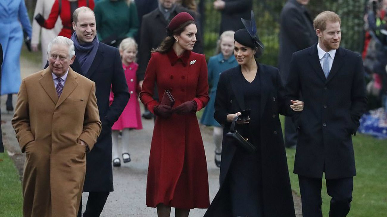 Los príncipes Guillermo y Harry de Inglaterra con sus esposas celebrando la Navidad en Sandringham.