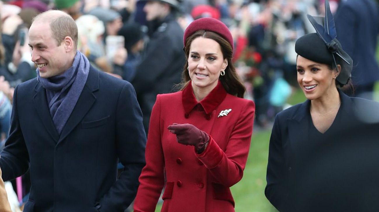 Los príncipes Guillermo y Harry de Inglaterra con sus esposas celebrando la Navidad en Sandringham.