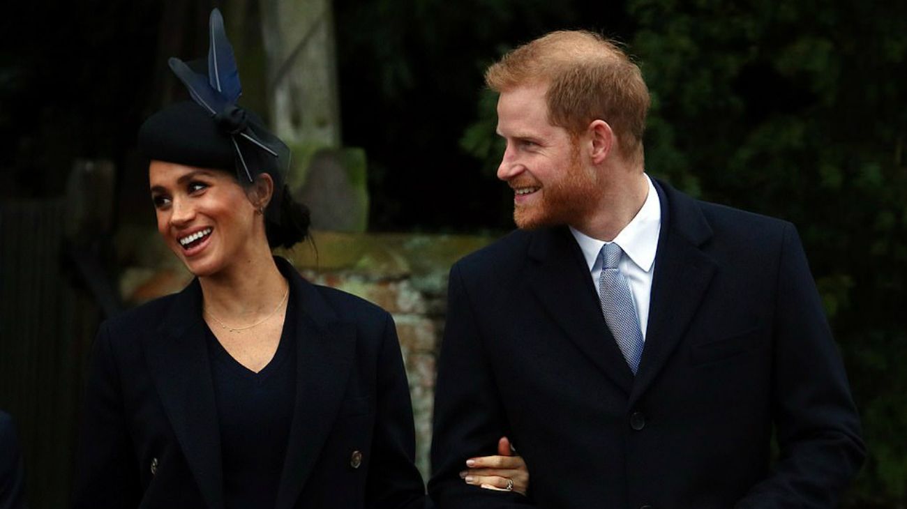 Los príncipes Guillermo y Harry de Inglaterra con sus esposas celebrando la Navidad en Sandringham.