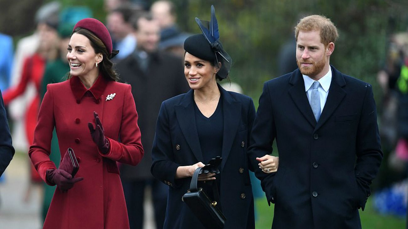 Los príncipes Guillermo y Harry de Inglaterra con sus esposas celebrando la Navidad en Sandringham.