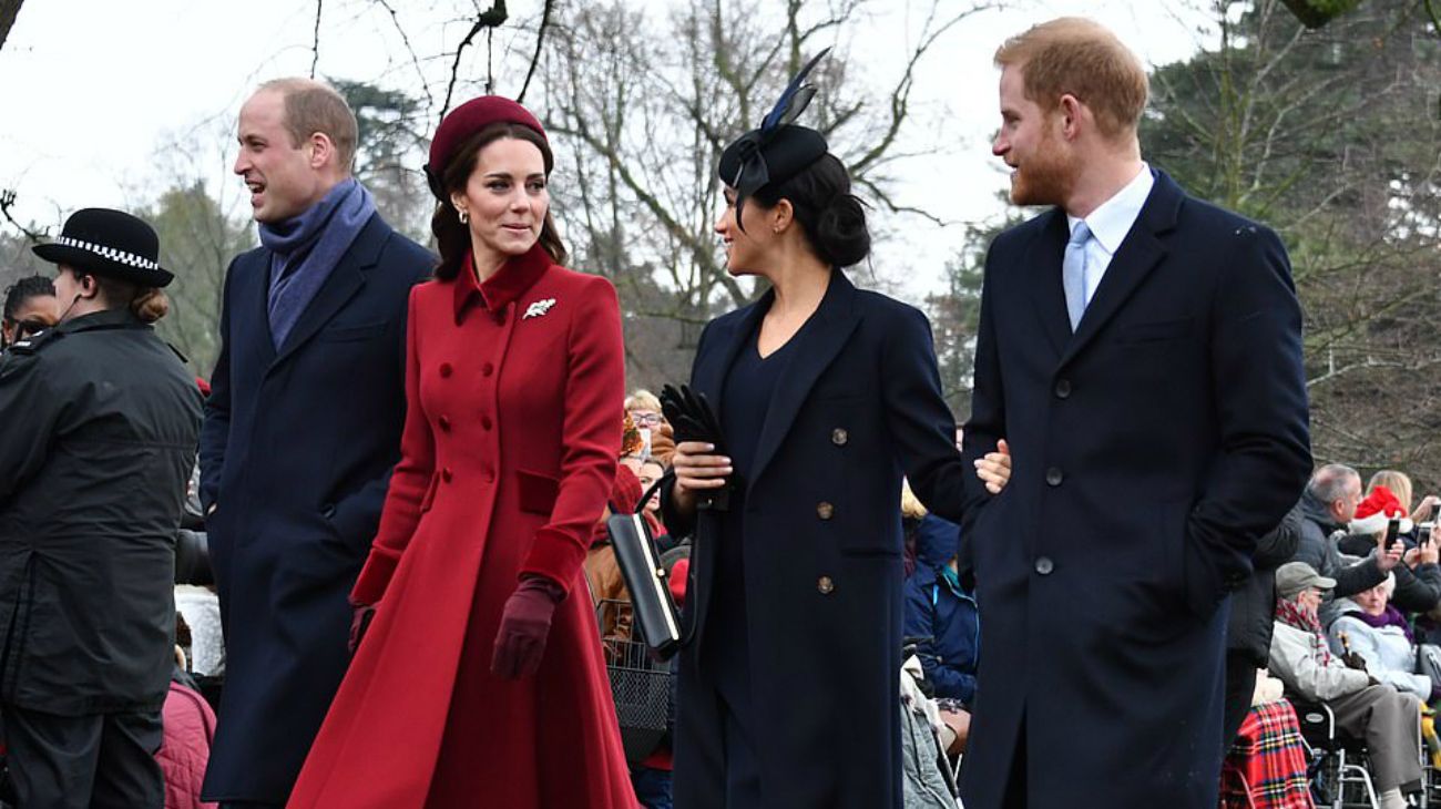 Los príncipes Guillermo y Harry de Inglaterra con sus esposas celebrando la Navidad en Sandringham.