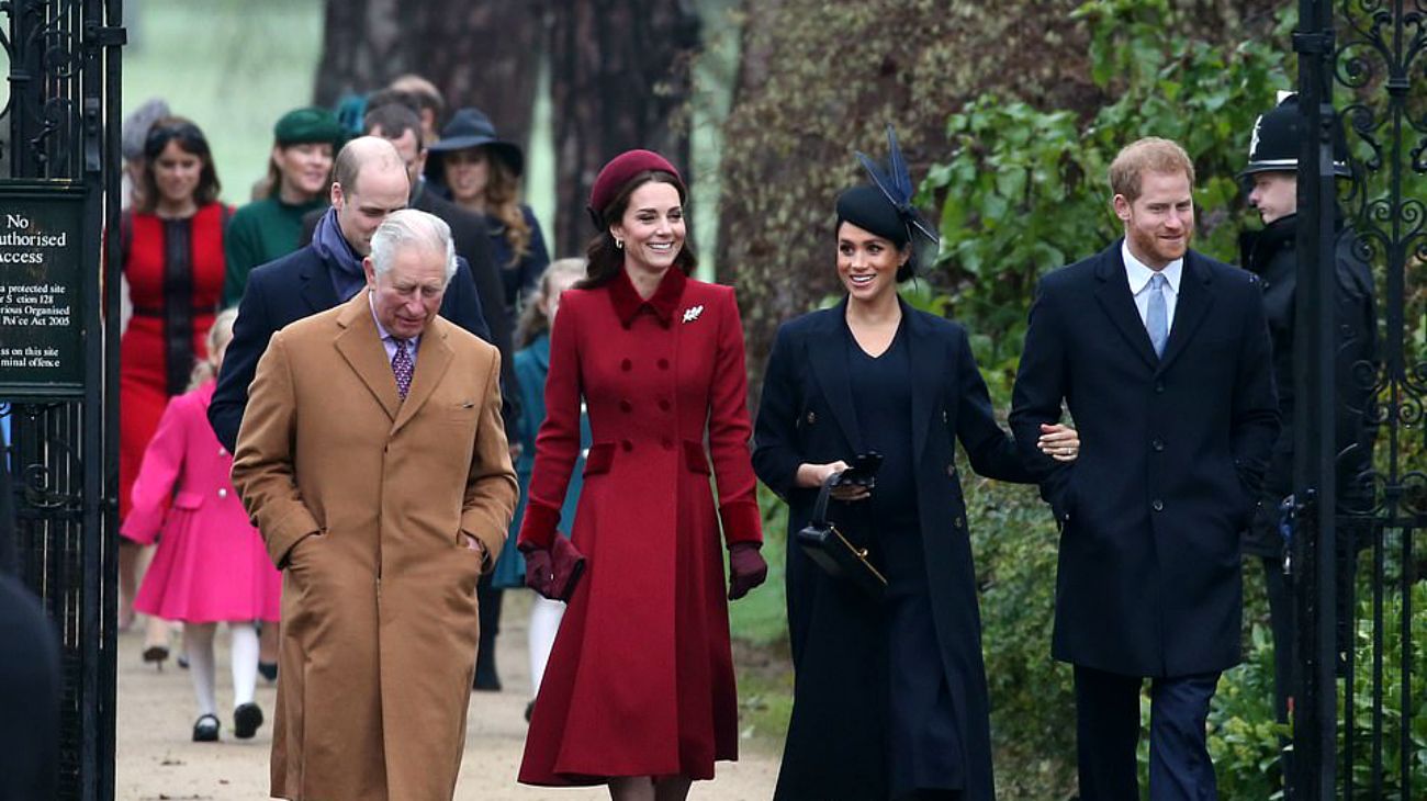 Los príncipes Guillermo y Harry de Inglaterra con sus esposas celebrando la Navidad en Sandringham.