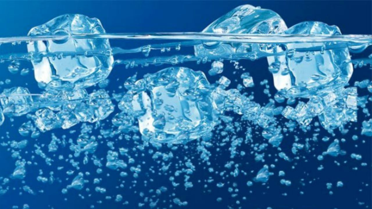 Лед легче воды. Вода со льдом. Талая вода. Вода превращается в лед. Лед плавает в воде.