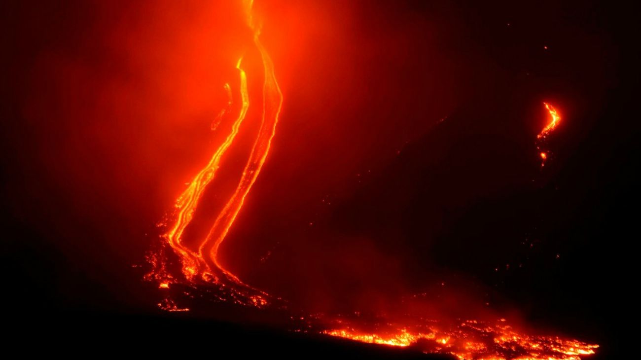 Tiembla Indonesia: el poderoso volcán Krakatoa entró en erupción