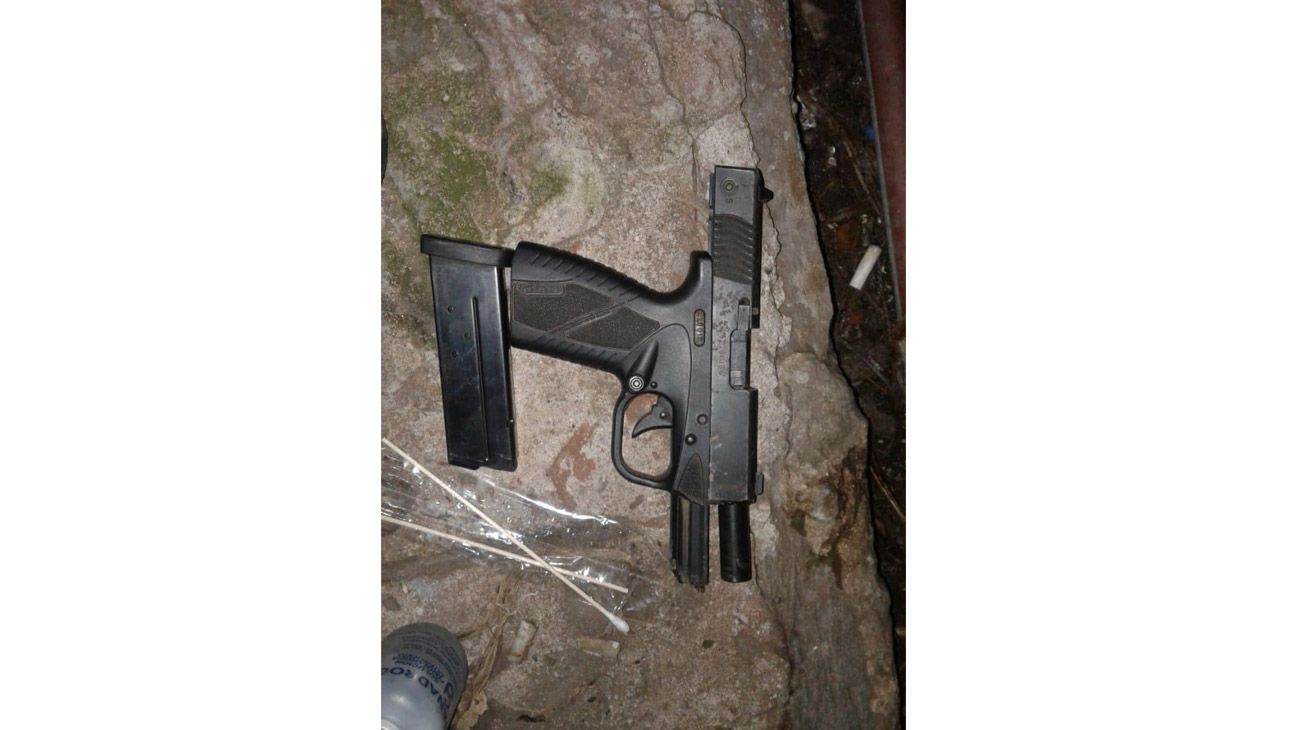 En un operativo, la Policía secuestró en la casa del sospechoso una pistola 9mm marca Bersa, con cargador colocado y sin municiones, cinco vainas servidas cal 9 mm; una caja con 35 municiones de ese calibre y una escopeta marca Tactical Tecnologi calibre 12-70.