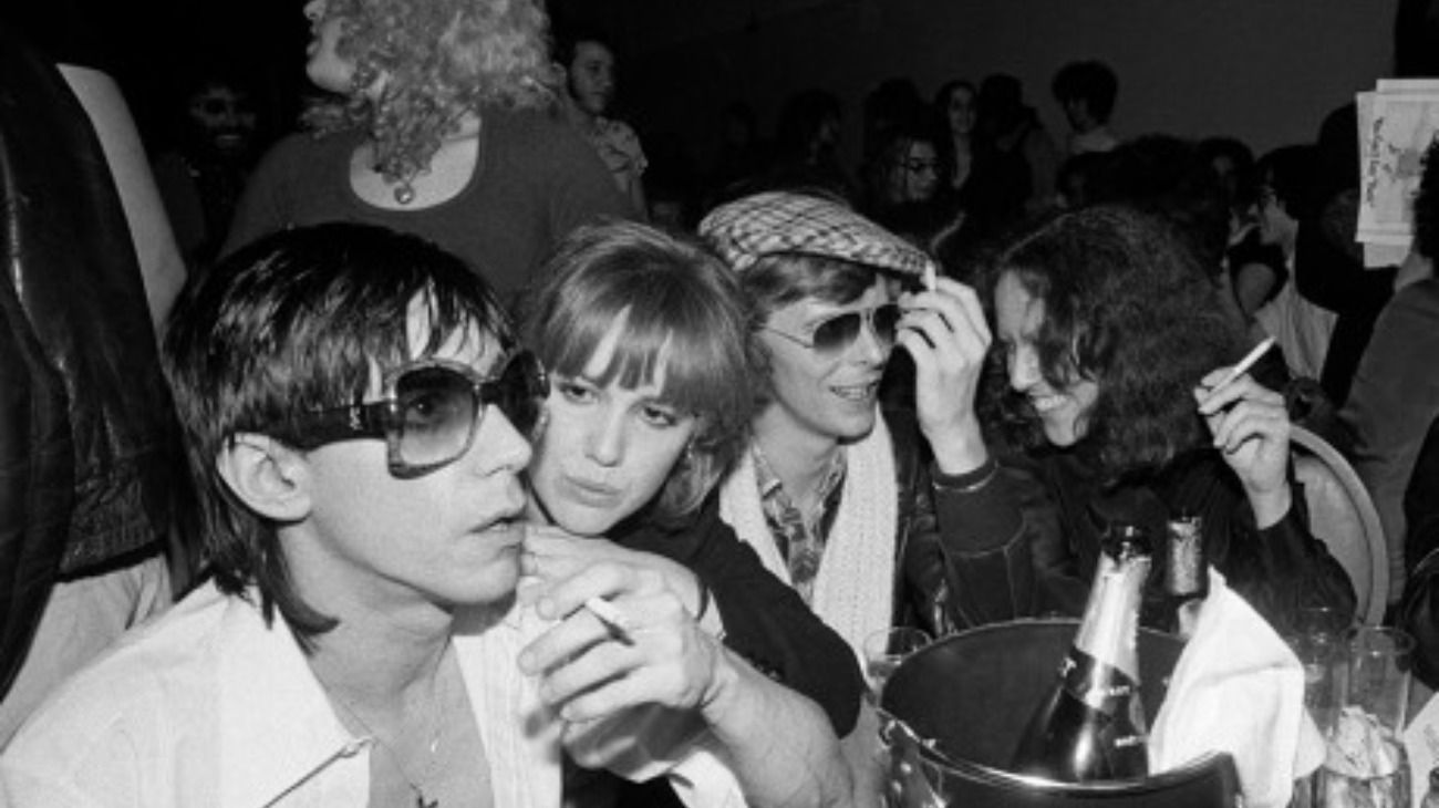 Iggy Pop, Cyrinda Foxe, David Bowie y Lisa Robinson en The Ocean Club en 1977.