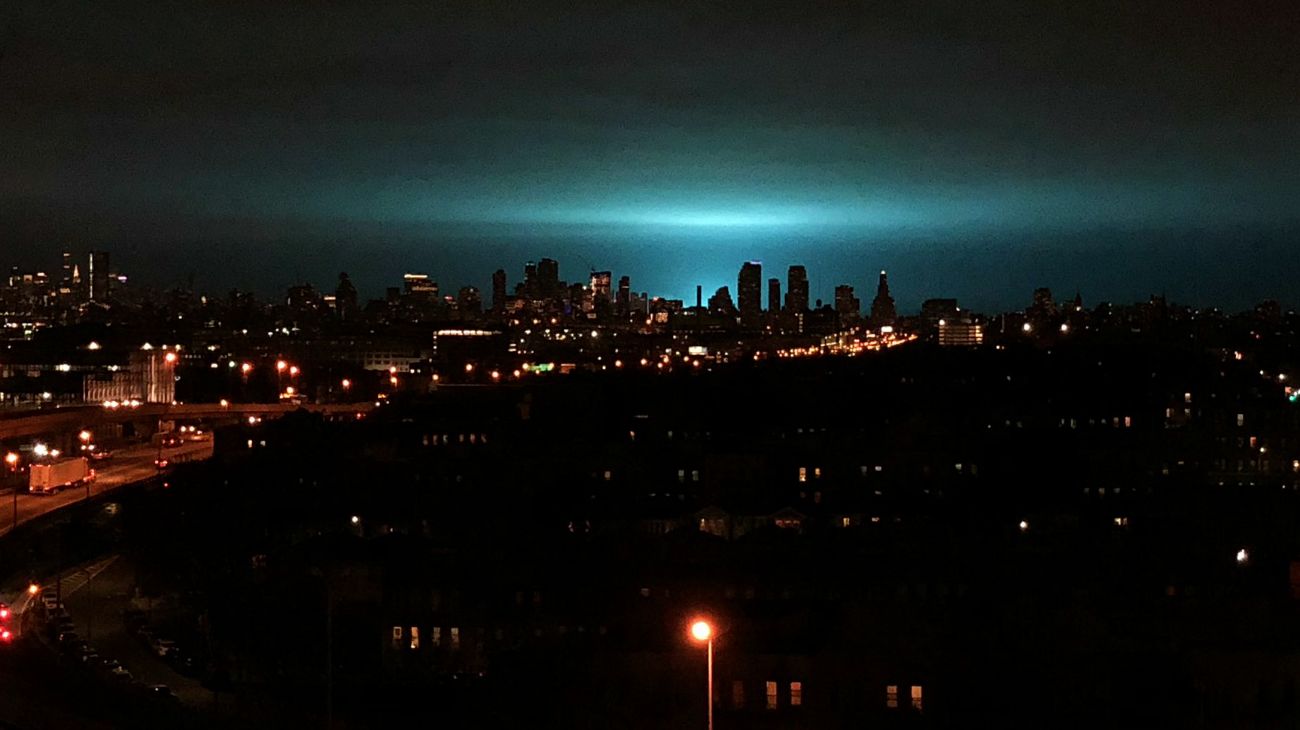 Un transformador eléctrico estalló y desató un incendio el jueves en unas instalaciones de la compañía Con Edison en el distrito de Queens, generando algunos apagones aislados y luces espectaculares en el cielo de Nueva York.