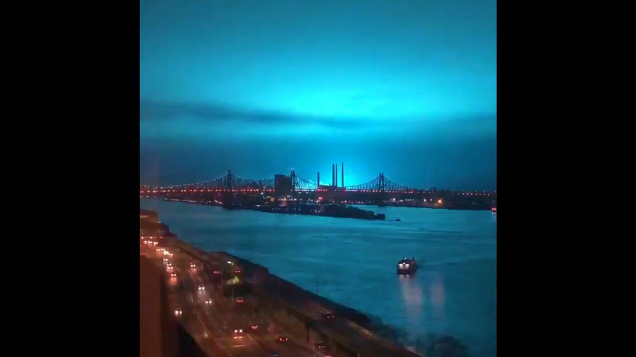 Un transformador eléctrico estalló y desató un incendio el jueves en unas instalaciones de la compañía Con Edison en el distrito de Queens, generando algunos apagones aislados y luces espectaculares en el cielo de Nueva York.