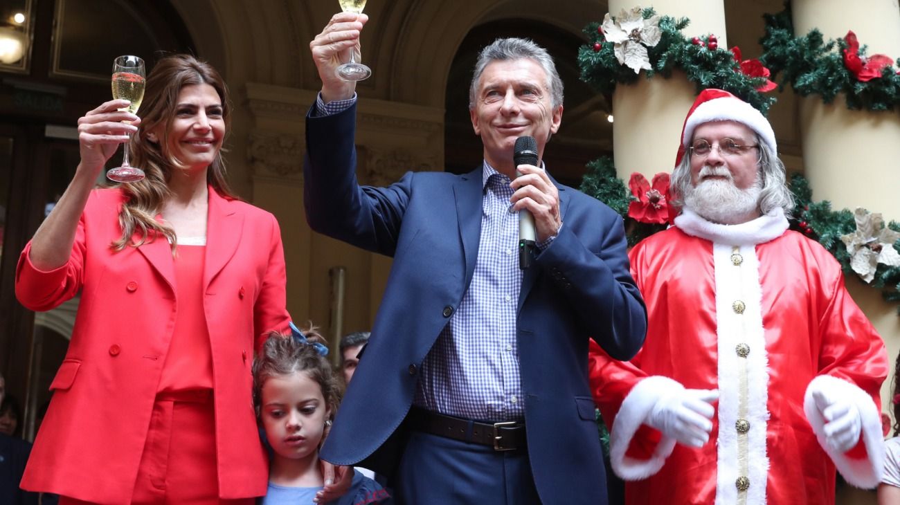 La primera dama Juliana Awada y su hija Antonia, junto al presidente Mauricio Macri y el actor Horacio Vay, quien personificó a Papá Noel durante el brindis de Navidad en Casa Rosada.