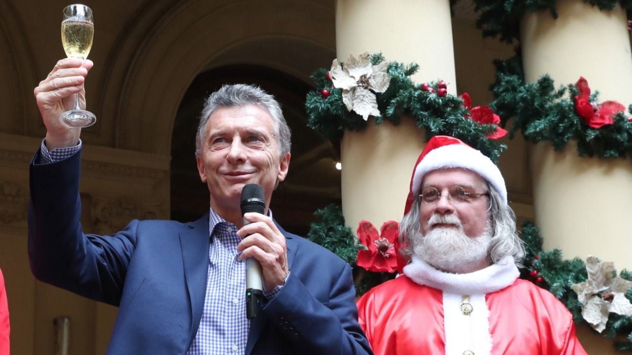 Horacio Vay personificó a Papá Noel durante el brindis por Navidad que el presidente Mauricio Macri encabezó en Casa Rosada. 