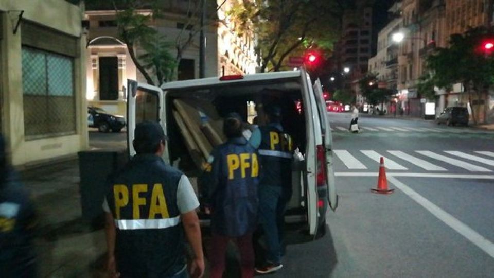 Allanaron a Cristina Kirchner y se llevaron más de 30 obras de arte.