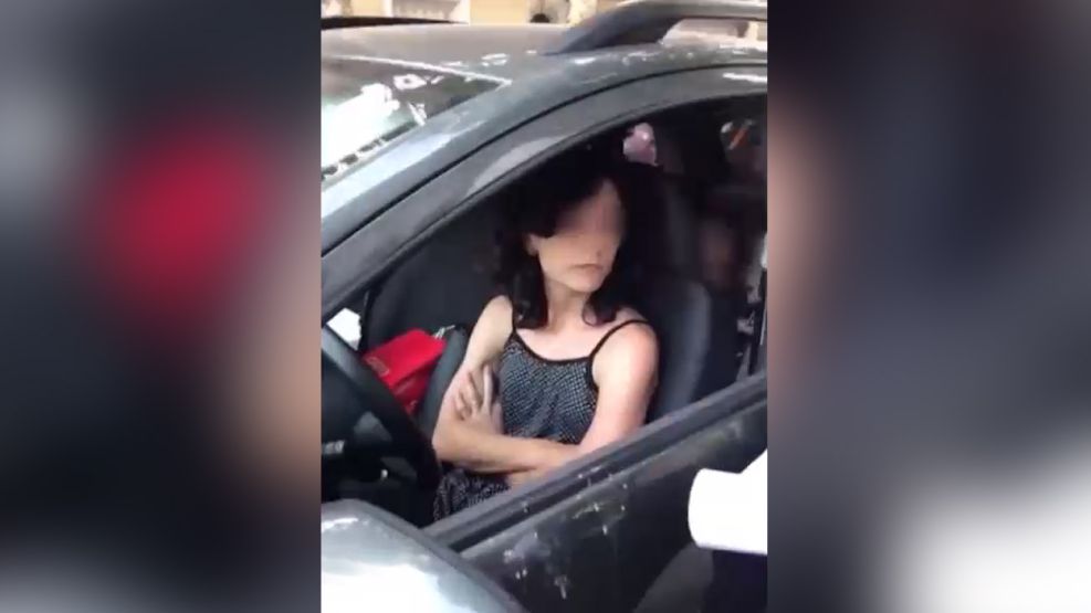 Una mujer encerró a su hija en el auto y se fue de compras 28122018