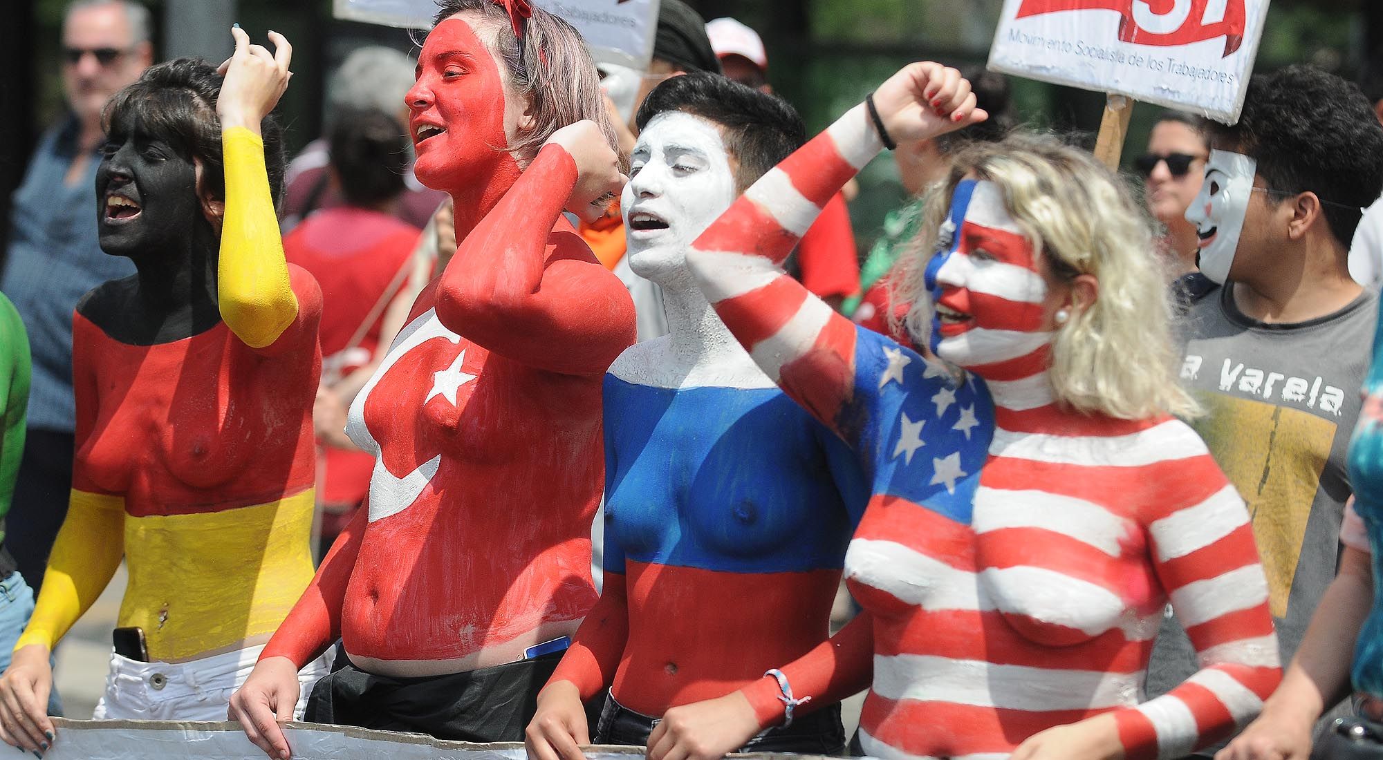 Las distintas situaciones y personajes, los diversos temas que se abordan, los escenarios ( la calle, un teatro, una cancha de fútbol ) y muchas veces lo imprevisible del día a día, es algo que caracteriza a nuestro trabajo. En esta pequeña selección de fotos realizadas durante este año creo que quedan representadas todas esas cuestiones que a mi modo de ver hacen de esta una profesión apasionante.