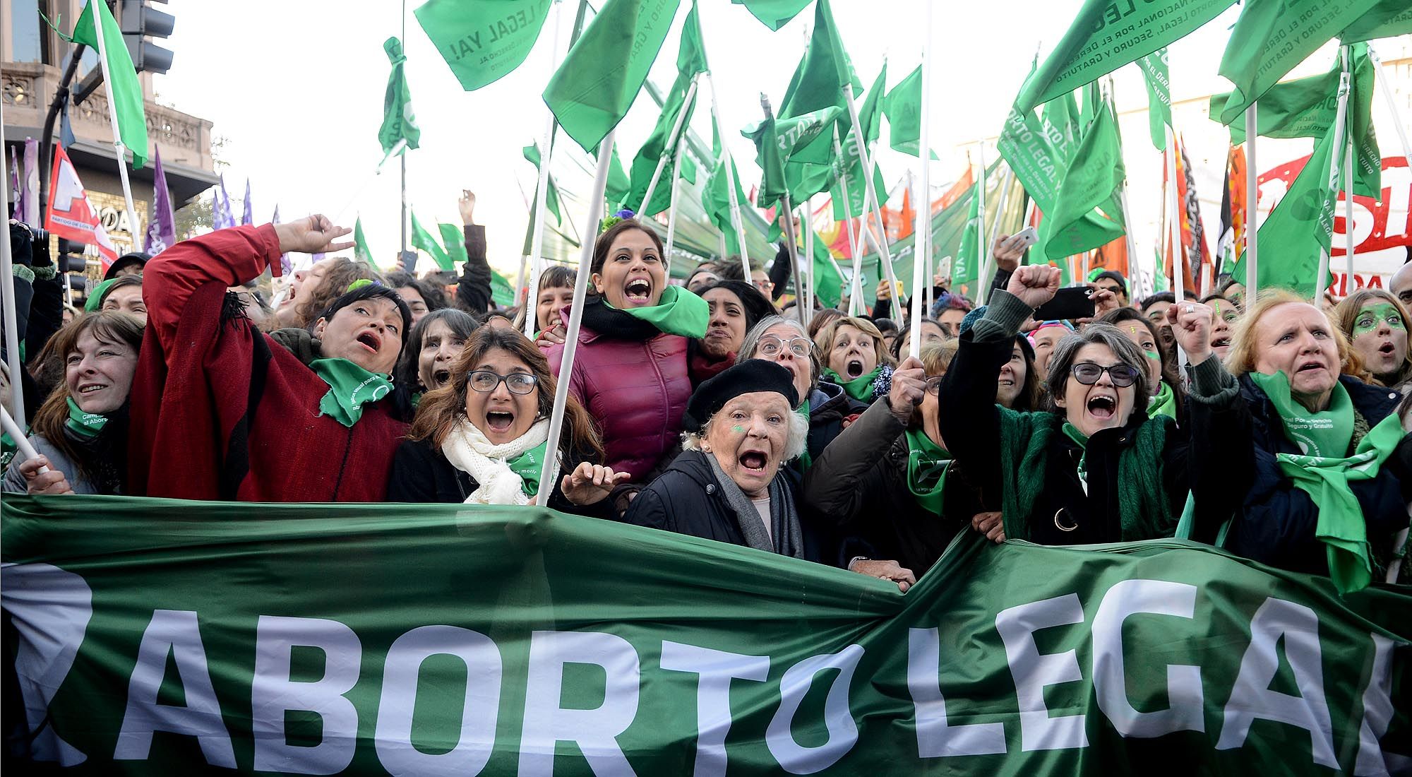 Esta es una breve selección de las que yo considero mis mejores imágenes y que ilustran algunas de las noticias más relevantes del año en la Argentina. Me toco fotografiar el proceso para la aprobación de la Ley de Aborto seguro, la histórica media sanción en la cámara de Diputados y su rechazo en la cámara de Senadores, los vaivenes del dólar en la city (un clásico Argentino), la conferencia de prensa donde el ministro de Economía Nicolas Dujovne y el de finanzas Luis Caputo anunciaban el acuerdo con el FMI, los incidentes en las calles mientras en el Congreso Nacional se aprobaba el polémico presupuesto económico 2019 y los disturbios en las calles de Nuñez durante la histórica final de la Copa Libertadores entre River y Boca. 