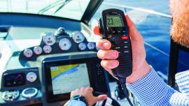 No importa el tamaño de la embarcación, acorde con la nueva reglamentación todas deben tener a bordo uno de estos. Dónde instalarlo. Atajos de uso.