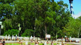 En la provincia de Buenos Aires muchos espejos brindan propiedades curativas, poseen piletas, toboganes y actividades para los más chicos.