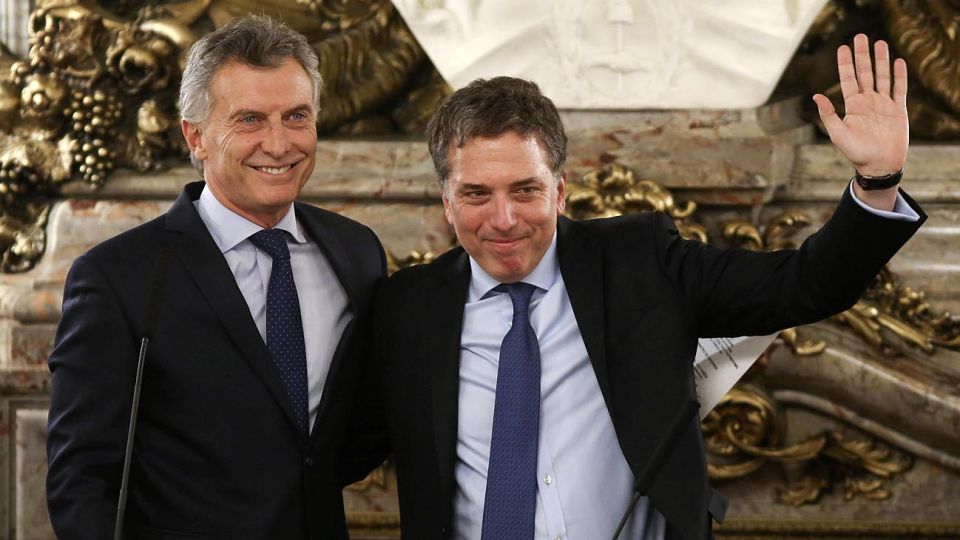 EMBARCADOS. Macri y Dujovne envían el mensaje: no hay margen para relajar el ajuste fiscal. Así, esperan que el riesgo país baje al menos 100 o 150 puntos básicos.