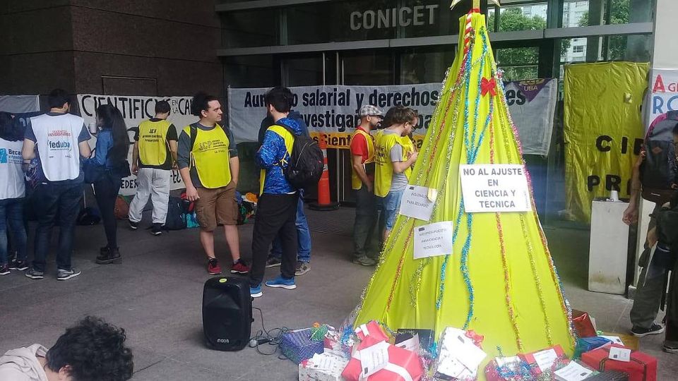 Reclamo. La carta enviada a Macri por cinco de los ocho miembros del Conicet y el acto que hicieron científicos en Navidad.