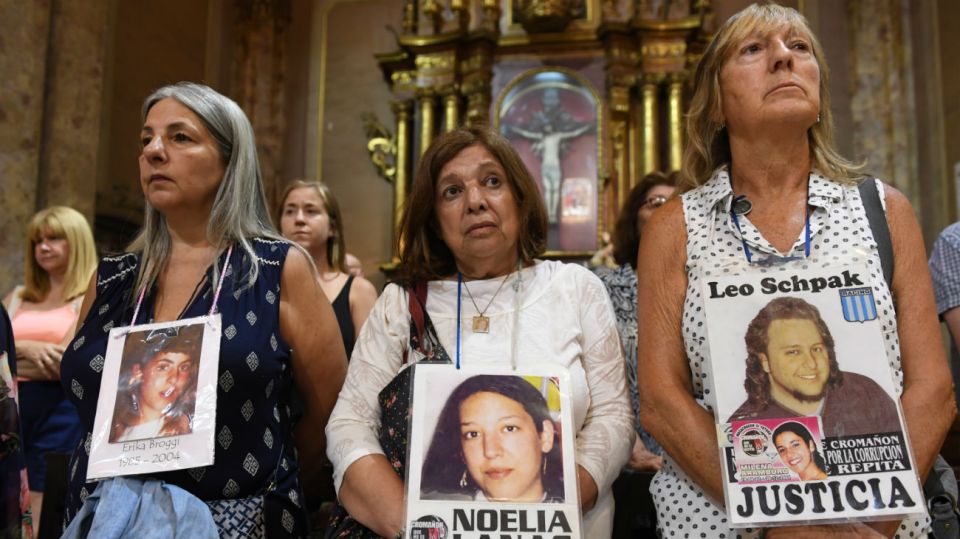 Familiares y sobrevivientes de la tragedia homenajearon a las 194 víctimas. Foto: Télam