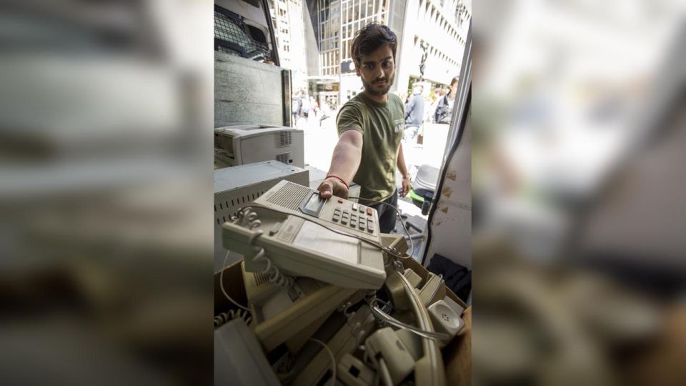 puntos verdes. Una camioneta recorre los barrios de CABA para que vecinos acerquen sus aparatos eléctricos y electrónicos en desuso. En cinco años recolectaron más de 600 toneladas, que luego reciclan.