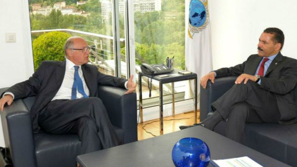 Timerman con una reunión con Ronald Noble, cuando este era secretario de Interpol.