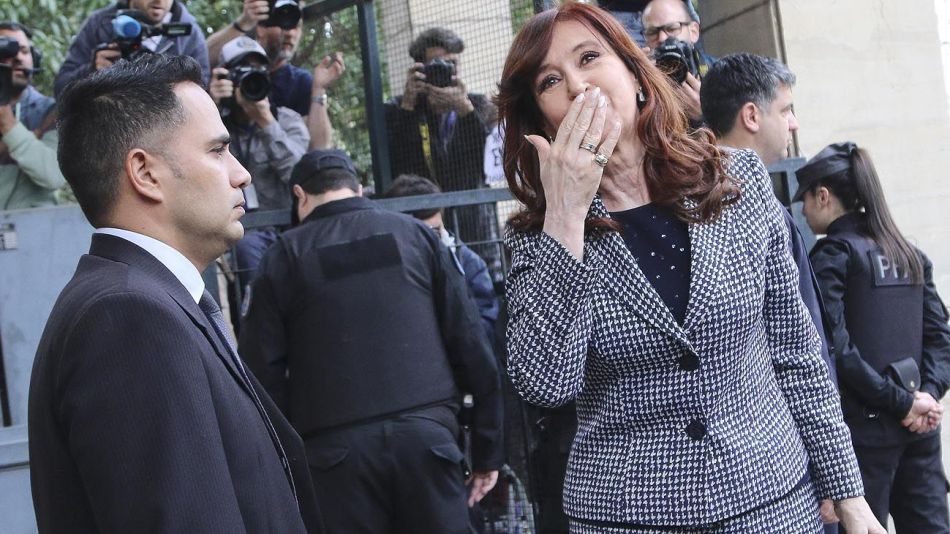 Cristina_saludando