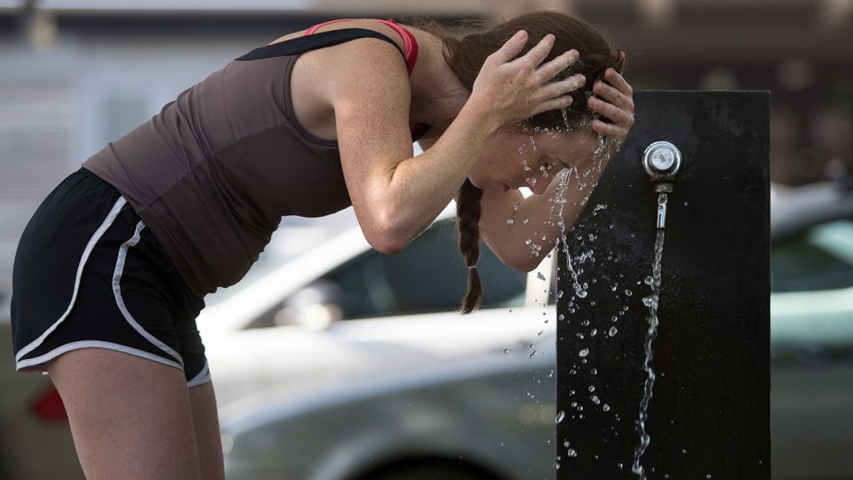 Golpe de calor. Se define así al aumento de la temperatura del cuerpo por una exposición prolongada al sol o por hacer ejercicios en ambientes calurosos o con poca ventilación, al extremo de que el cuerpo pierde agua y sales esenciales para su buen funcionamiento.