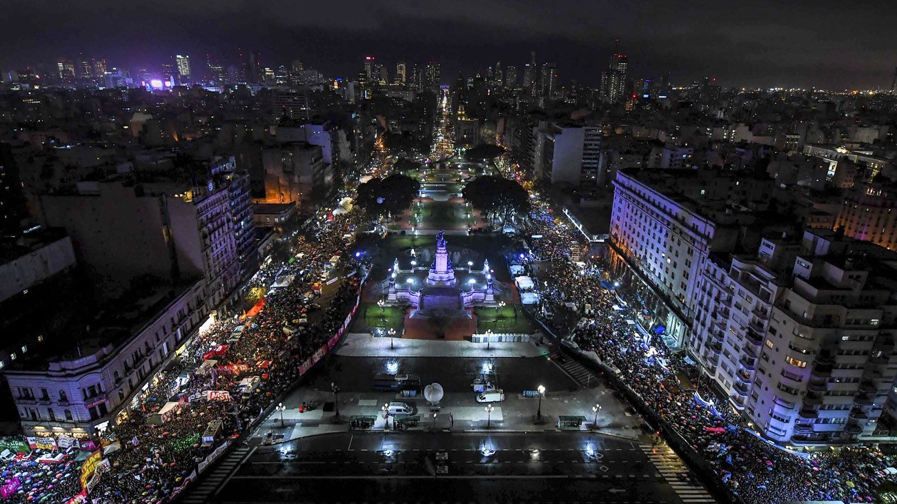 Dos multitudes, dos colores, una plaza. Sesión histórica por la legalización del aborto.