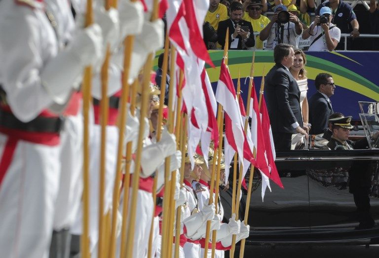Bajo medidas de seguridad extremas, el ultraderechista Jair Bolsonaro recibió este 1 de enero en Brasilia la banda presidencial de manos del expresidente Michel Temer.