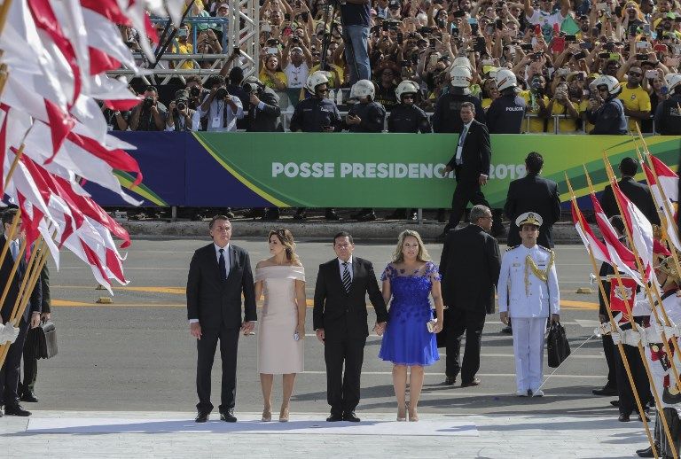 Bajo medidas de seguridad extremas, el ultraderechista Jair Bolsonaro recibió este 1 de enero en Brasilia la banda presidencial de manos del expresidente Michel Temer.