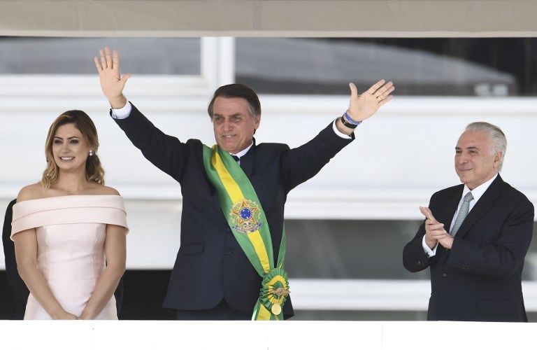 Bajo medidas de seguridad extremas, Jair Bolsonaro recibió en Brasilia la banda presidencial de manos del expresidente Michel Temer.
