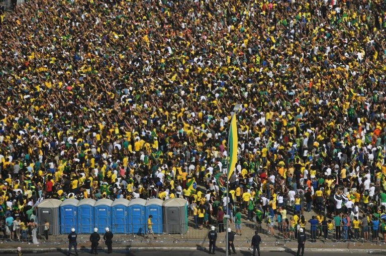Bajo medidas de seguridad extremas, el ultraderechista Jair Bolsonaro recibió este 1 de enero en Brasilia la banda presidencial de manos del expresidente Michel Temer.